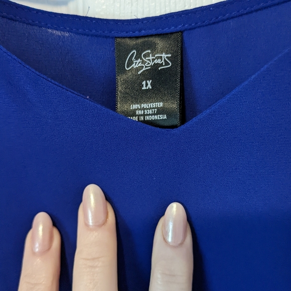 FREE WITH PURCHASE -Blue blouse with lace detail sleeves - Picture 2 of 4